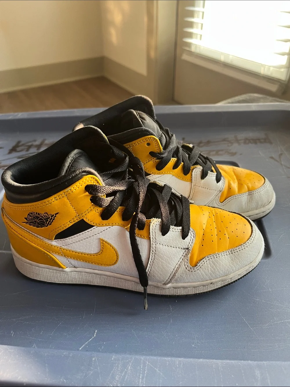 Jordan 1 Mid University Gold (GS)  Sneakers sz 4